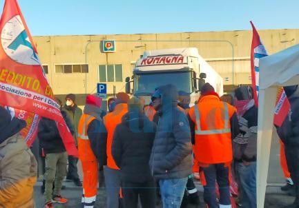 1643040759936.jpg--maxidi_alessandria_crisi_lavoro_licenziamenti_cobas_prefettura
