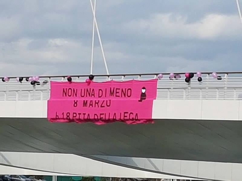 non una di meno striscione